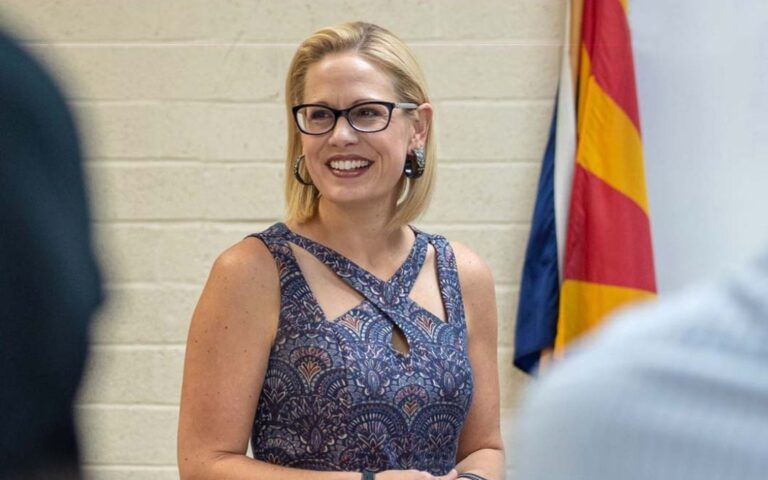 Kyrsten Sinema se despide del Senado y llama a la unidad en EU