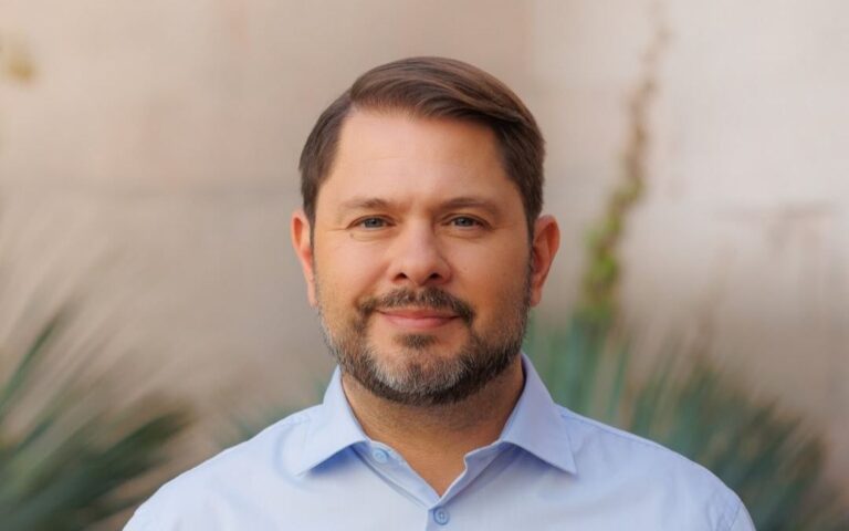 Revista People reconoce a Rubén Gallego, el primer hispano electo al Senado por Arizona