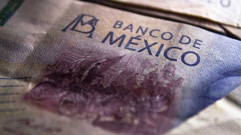Registran caída del “súper peso” y genera incertidumbre económica en México