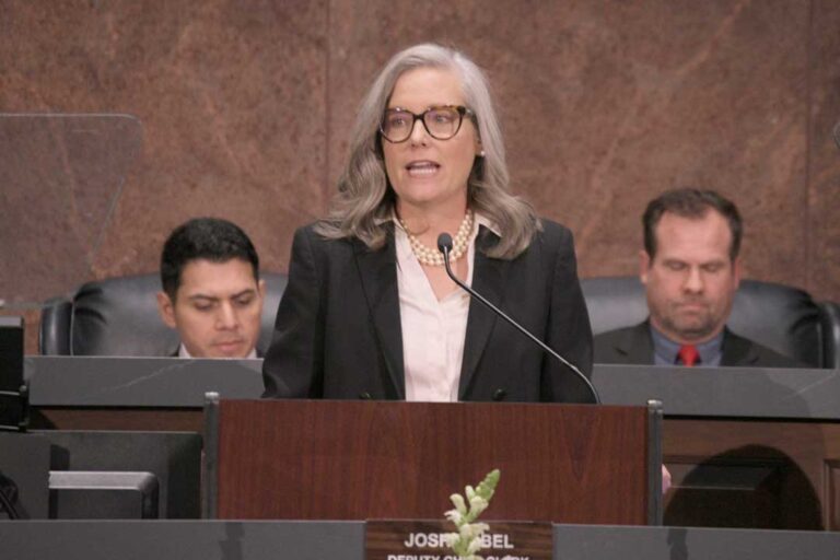 Presenta Gobernadora Katie Hobbs informe ante adversa Legislatura