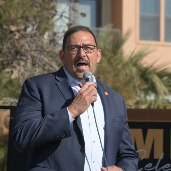 Choque por elecciones: Trump firma orden y Arizona se opone