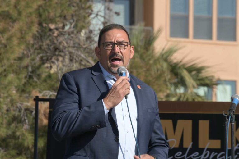 Choque por elecciones: Trump firma orden y Arizona se opone