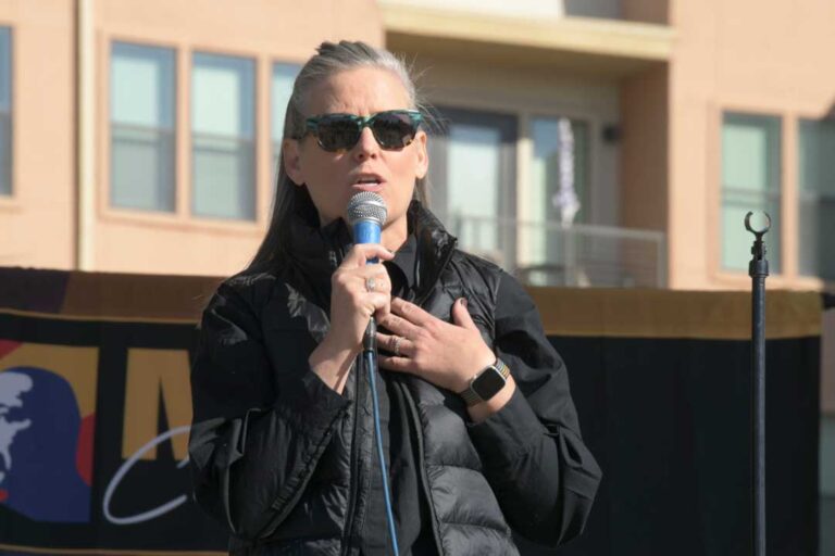 Gobernadora Hobbs “congela” leyes en Arizona para proteger a personas con discapacidad