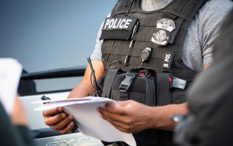 ICE detiene a ciudadanos estadounidenses en redada de Newark, denuncia alcalde