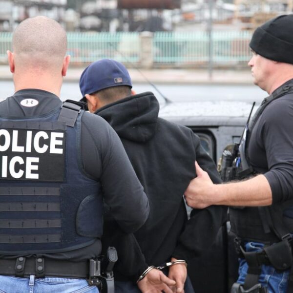 ‘Defiende la patria’: Campaña de reclutamiento de ICE genera polémica