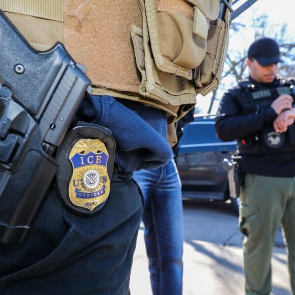 Pareja de Tempe amenaza con armas a agentes de ICE para evitar deportación