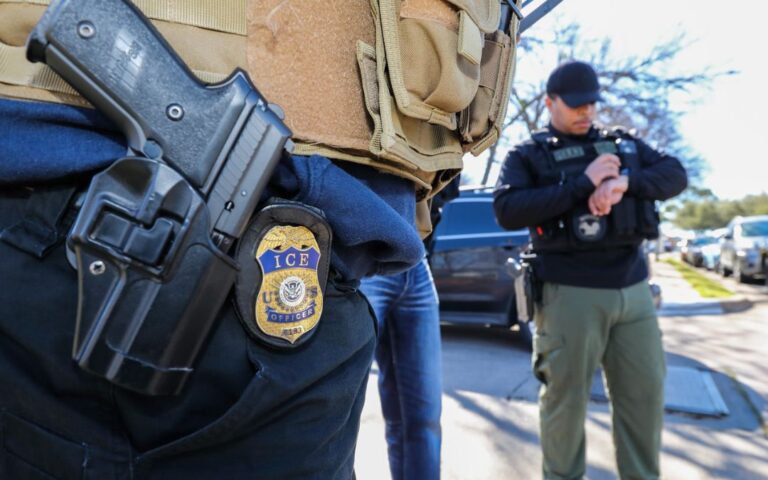 Pareja de Tempe amenaza con armas a agentes de ICE para evitar deportación