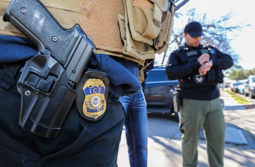 Pareja de Tempe amenaza con armas a agentes de ICE para evitar deportación