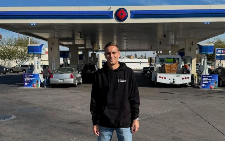¡Gasolina gratis! Influencer Juan González regaló 10 mil dólares de gasolina en Phoenix