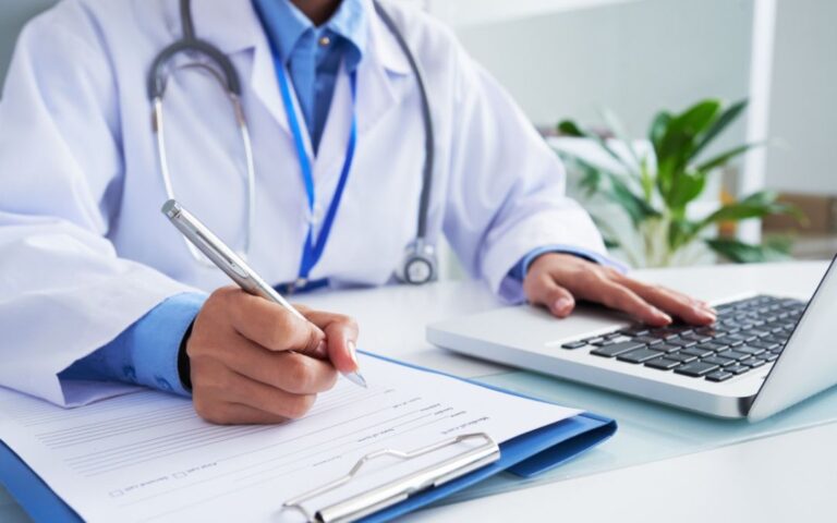 Eliminarán deudas médicas de los informes crediticios para ayudar a familias