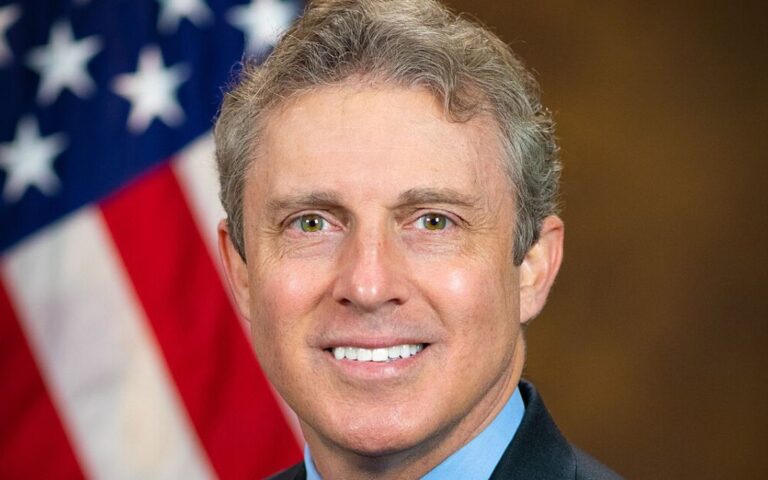 Frenan la destitución de Hampton Dellinger, jefe de la Oficina del Asesor Especial