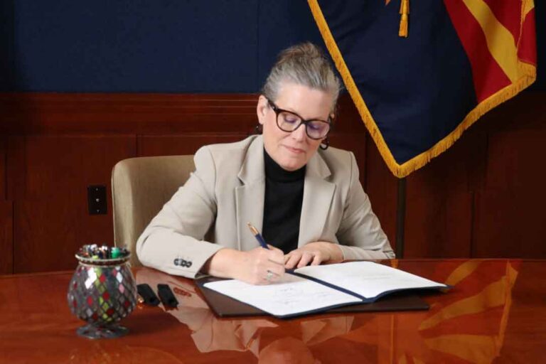 Gobernadora Katie Hobbs veta ley que restringía a votantes en Arizona