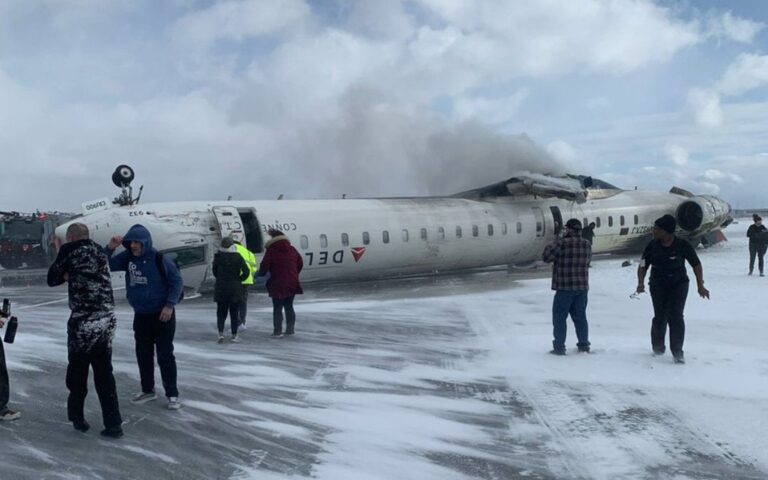 Se registra otro accidente aéreo, ahora en Toronto: avión queda volteado