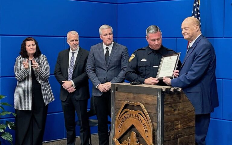 Reconocen a héroe local: Oficial de Seguridad Escolar de Tucson evitó tragedia en una escuela