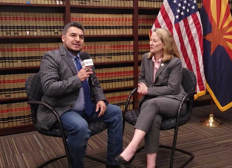 La ley no es negociable: Kris Mayes sobre las denuncias contra Donald Trump