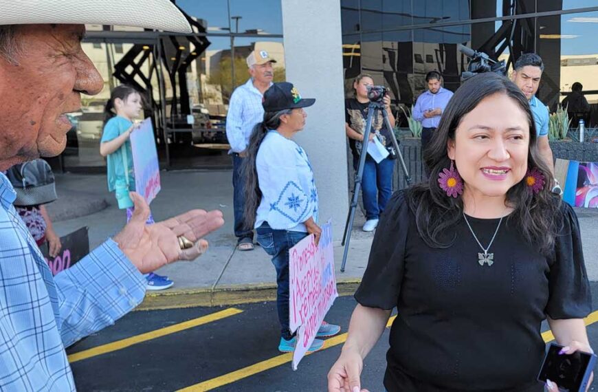 Adultos mayores solicitan Pensión de Bienestar en el Consulado de México
