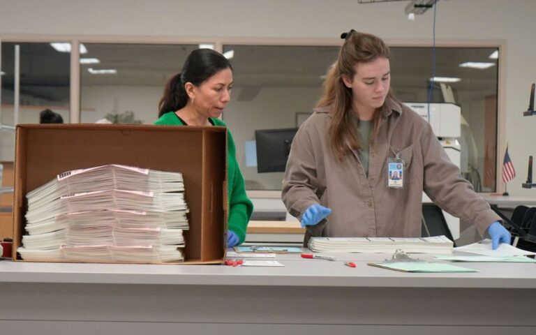 Siguen los despidos en el gobierno de Trump: ahora despedirán a 10 mil del Servicio Postal