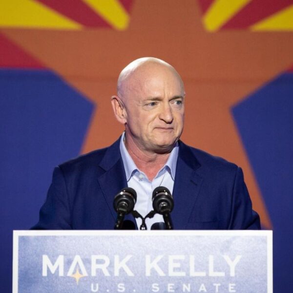 Senador Mark Kelly presenta arriesgada propuesta contra el tráfico de fentanilo