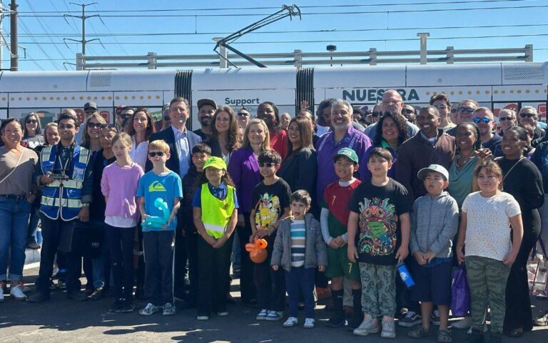 Celebran avances de la construcción de la línea de Metro Valley en South Central