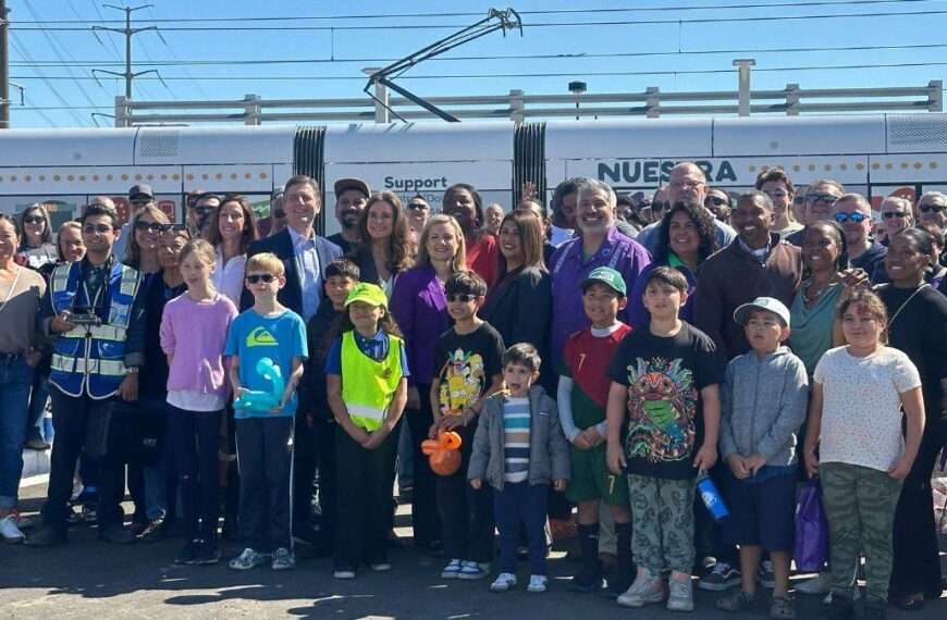 Celebran avances de la construcción de la línea de Metro Valley en South Central