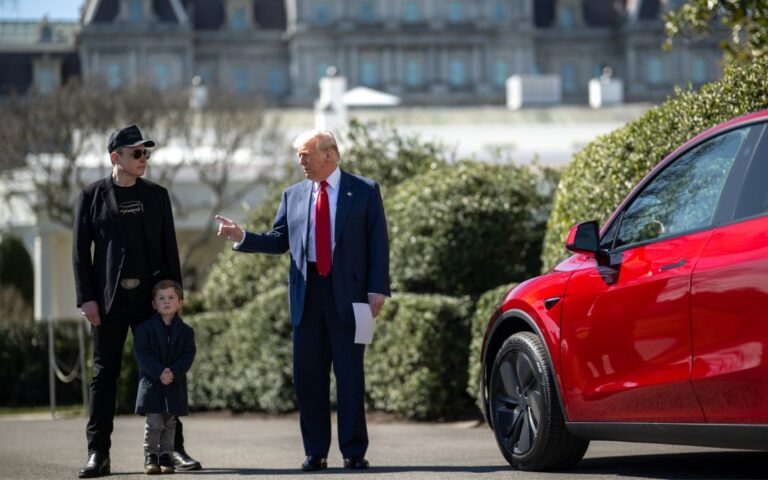 “Me voy a comprar un Tesla”: Donald Trump da espaldarazo a Elon Musk en la Casa Blanca
