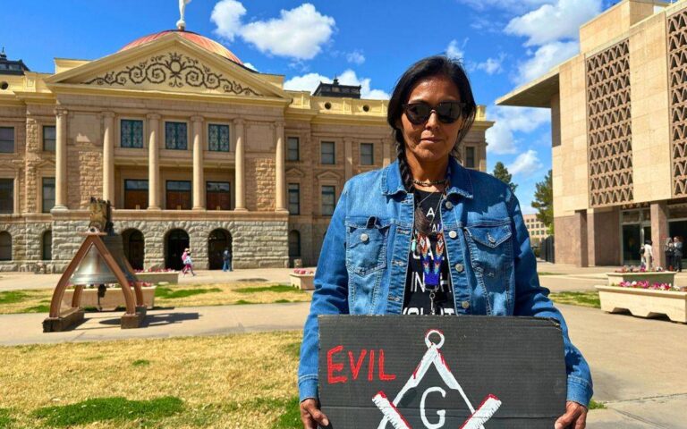 Mujer protesta contra un “Sistema Satánico” en Estados Unidos y llama a despertar