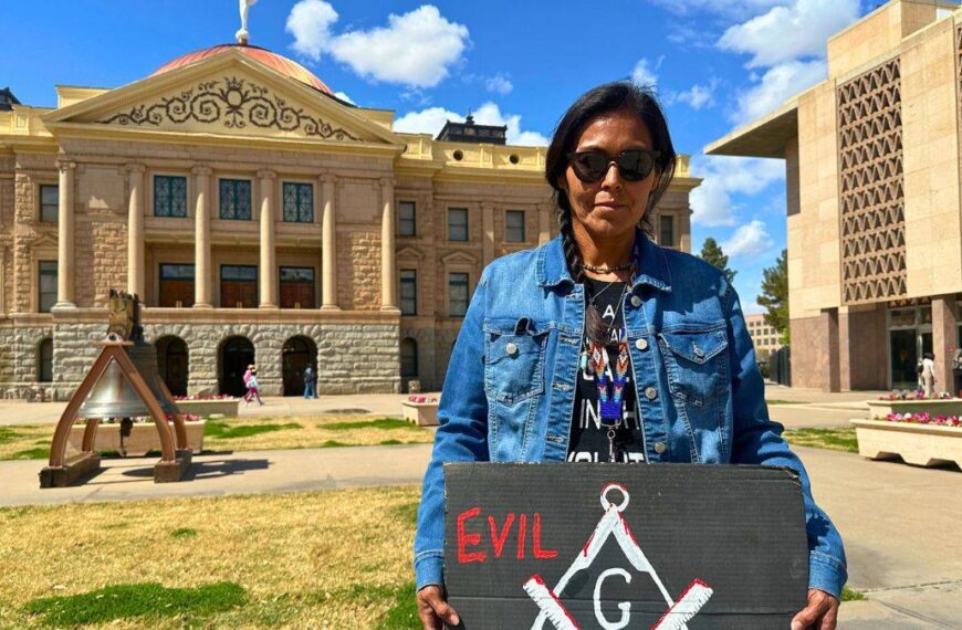 Mujer protesta contra un “Sistema Satánico” en Estados Unidos y llama a despertar