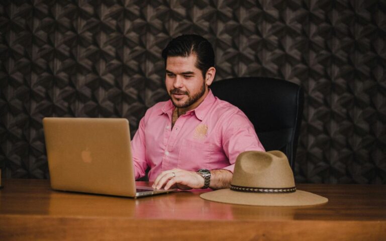 Las pequeñas empresas propiedad de latinos e hispanos son más optimistas sobre las perspectivas económicas para 2025