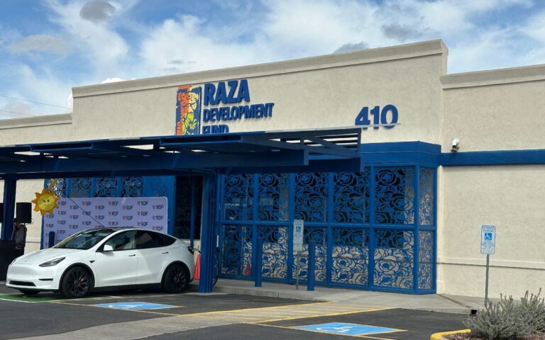 Raza Development Fund inaugura instalación de paneles solares en el sur de Phoenix
