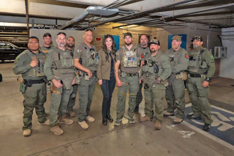 Intensifican ofensiva antimigrante: visita de Kristi Noem y Tom Homan generan caos en Arizona