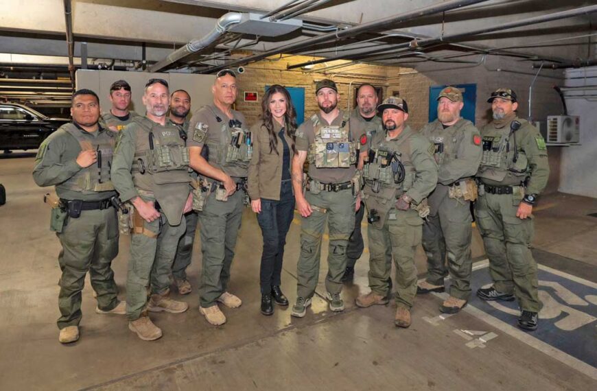 Intensifican ofensiva antimigrante: visita de Kristi Noem y Tom Homan generan caos en Arizona