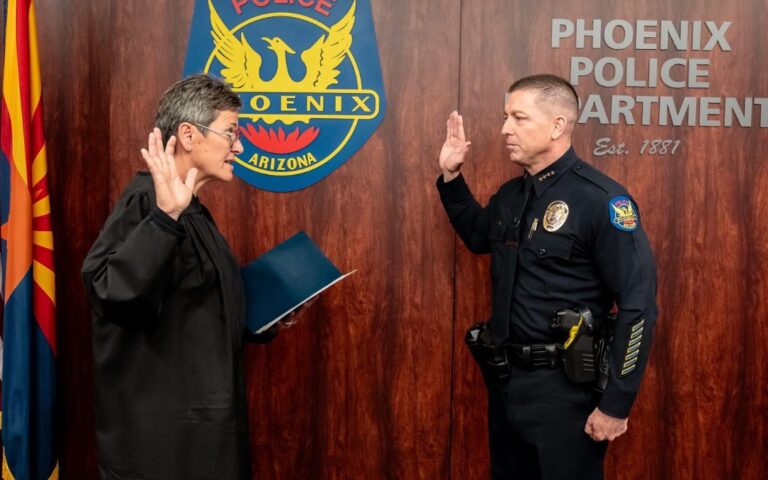 Designan a Dennis Orender como nuevo jefe interino de la Policía de Phoenix