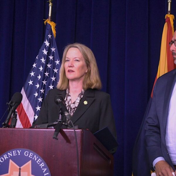 Fiscal Kris Mayes exige el retorno de agentes de la DEA convocados a DC
