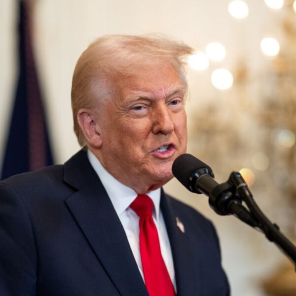Presidente Trump afirma que ‘las personas inteligentes no lo quieren’