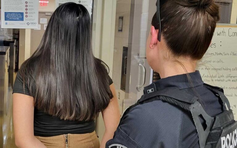 ‘Cacería’ de inmigrantes afecta a ciudadanos: niños son deportados con sus madres