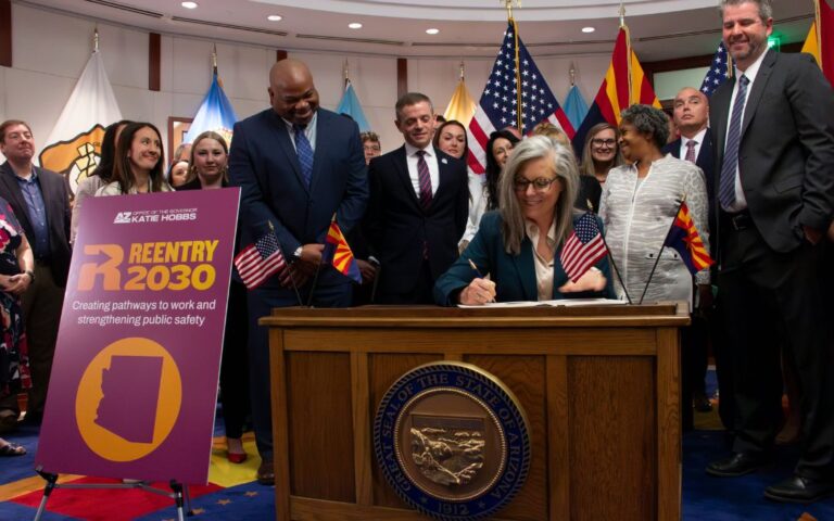 Buscan reducir reincidencia criminal en Arizona: impulsarán empleos para exconvictos