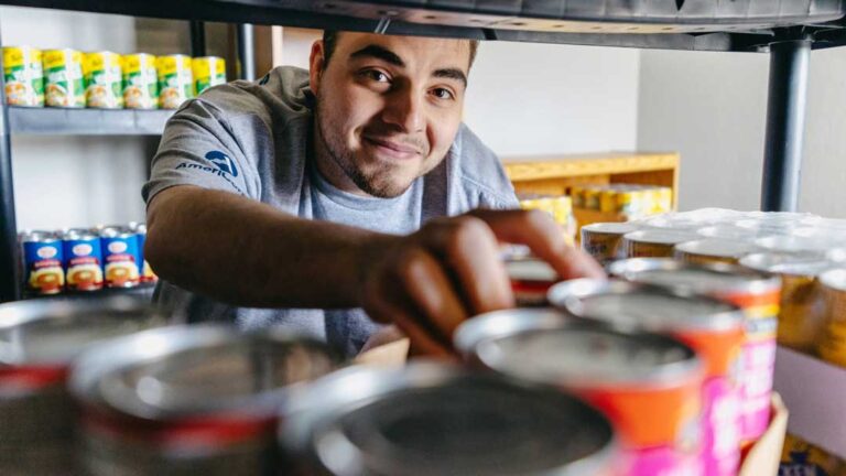 Van contra desmantelamiento de AmeriCorps: interponen nueva demanda
