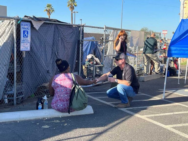 Abren centros de enfriamiento ante incremento de altas temperaturas en Phoenix