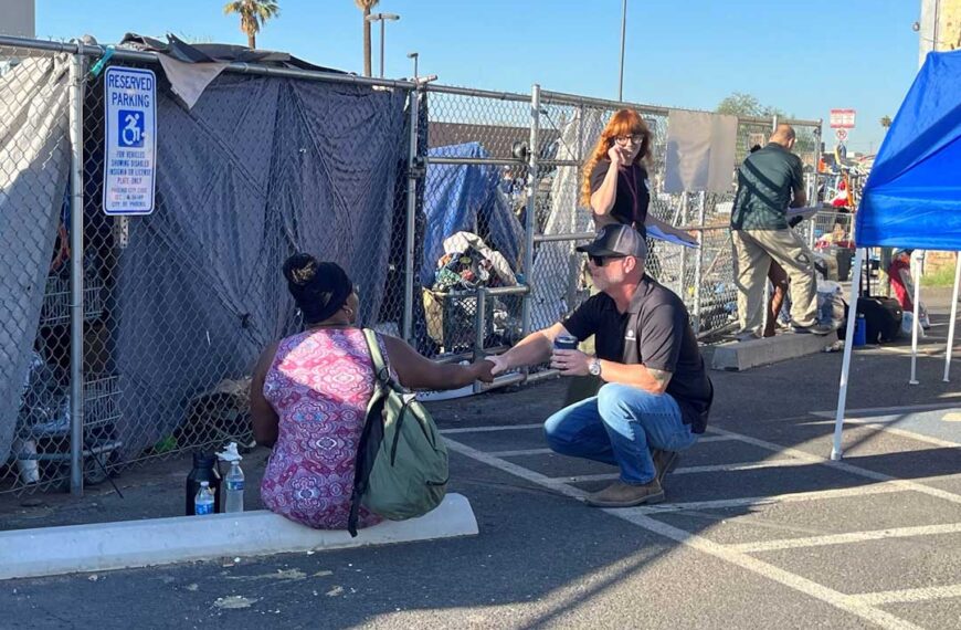Abren centros de enfriamiento ante incremento de altas temperaturas en Phoenix