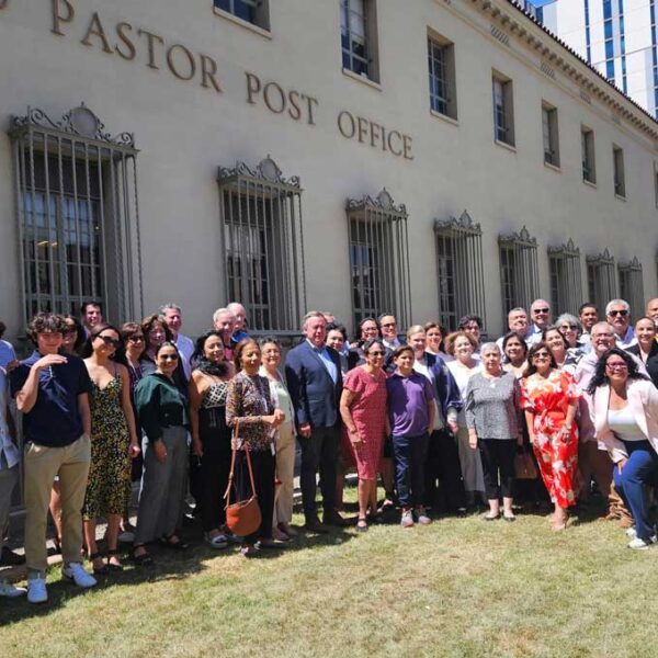 Ed Pastor es inmortalizado: oficina postal en Phoenix lleva su nombre