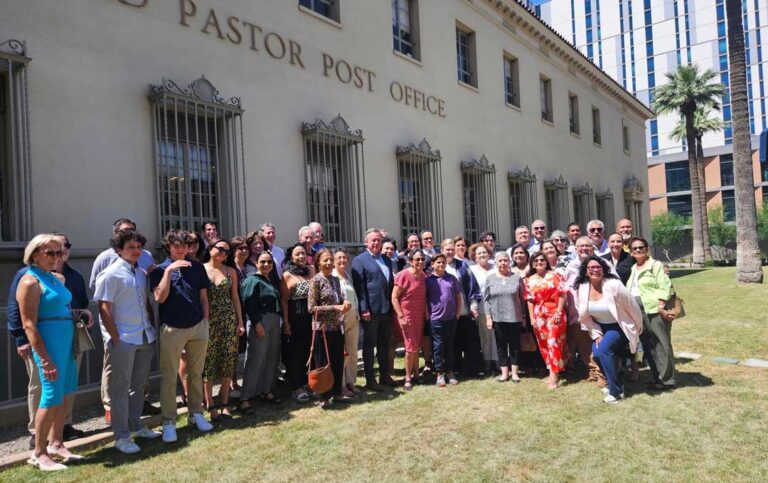 Ed Pastor es inmortalizado: oficina postal en Phoenix lleva su nombre