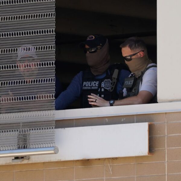 DHS no acatará ley que prohíbe uso de máscaras en agentes de ICE