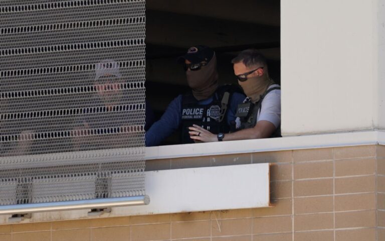 Crece la desconfianza en ICE: Expresan dudas sobre identidad de agentes