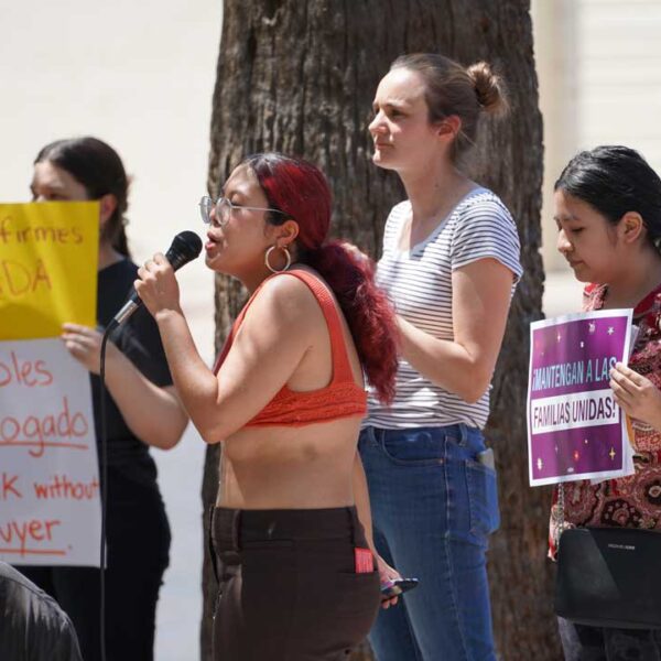 Activistas crean barrera de protección ante detenciones de ICE