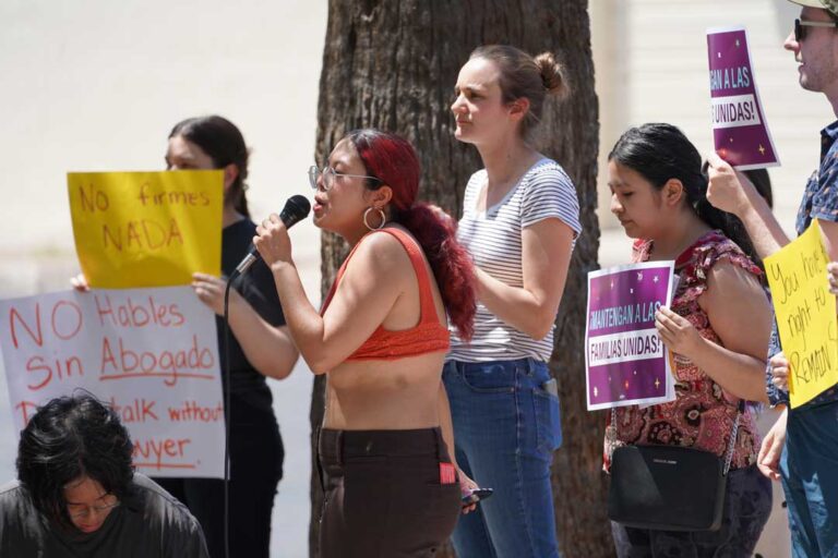 Activistas crean barrera de protección ante detenciones de ICE