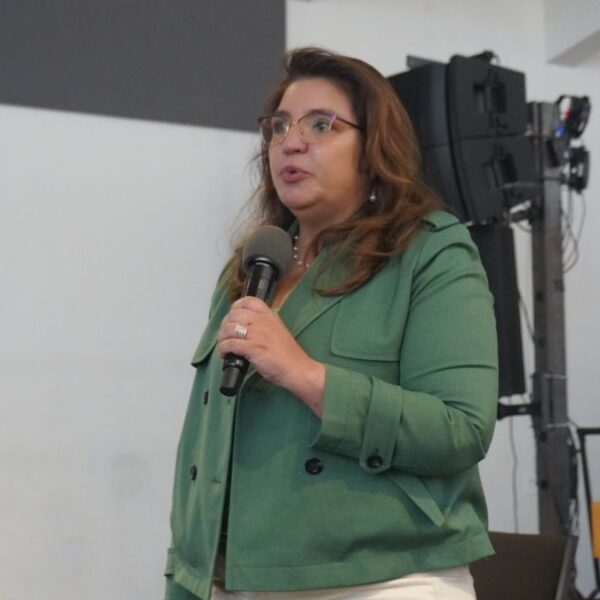 ‘ICE vive en las cortes’: organizaciones y abogadas realizan foro informativo