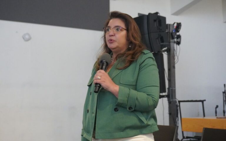 ‘ICE vive en las cortes’: organizaciones y abogadas realizan foro informativo