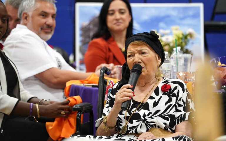 Grant Park rinde homenaje a Mary Rose Wilcox: Nuevo complejo clínico y de vivienda llevará su nombre