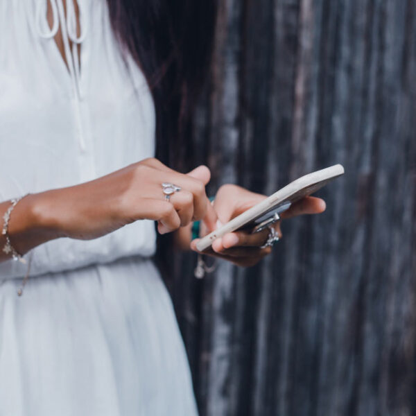 Donald Trump intensifica guerra comercial: exige a Apple fabricar iPhone en EU