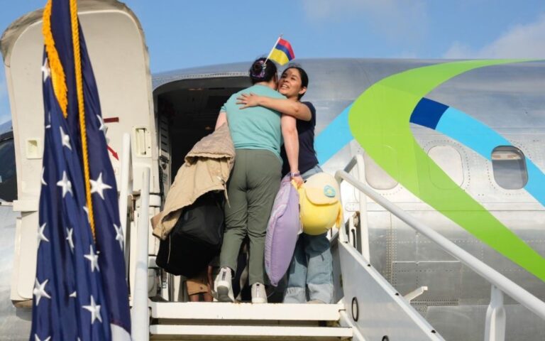 Realiza primer vuelo de autodeportación: 64 migrantes regresan a Honduras y Colombia